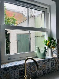 Lovely spacious home near station