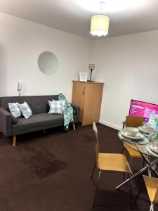 Chic Trafford Apartment, Private Underground Parking, Fast Wi-Fi, Self Check-in Anytime, 5 mins to Old Trafford Stadium