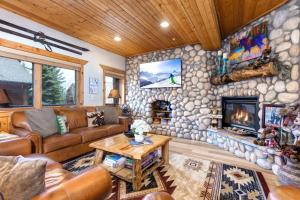 KBM Resorts Timber Wolf Lodge Mountain Elegance with Gas Fireplace Common Hot Tubs Near Canyons Village TWL-5b