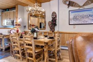 KBM Resorts Timber Wolf Lodge Mountain Elegance with Gas Fireplace Common Hot Tubs Near Canyons Village TWL-5b