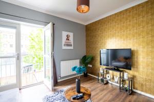 Cosy 3 Bed House Near City Centre with Free Parking - Family Friendly