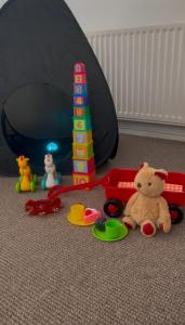 Spacious 5 Bedroom House - Sleeps 7 - 3-Car Driveway - Work - Leisure