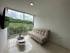 Apto con vista verde y aire acondicionado