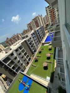 Apto con vista verde y aire acondicionado