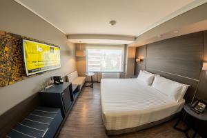 Ola Santiago Providencia, Tapestry Collection by Hilton