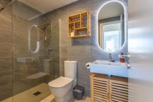 Apartamento con terraza, piscina y parking