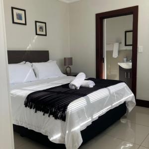 Luxury 4 Bedroom Home with 4 En-Suites, Free Parking and Fast WiFi, Sleeps up to 8