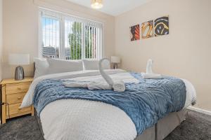 Modern 3BR Family Home in 14 Hempole Lane Near Dudley with Netflix, Wi-Fi & Free Parking