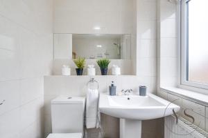 Modern 3BR Family Home in 14 Hempole Lane Near Dudley with Netflix, Wi-Fi & Free Parking