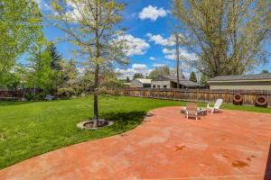 Meadows Valley Retreat - Rustic charm, Huge fenced yard, walk to dining, bar, and coffee