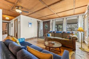 Meadows Valley Retreat - Rustic charm, Huge fenced yard, walk to dining, bar, and coffee