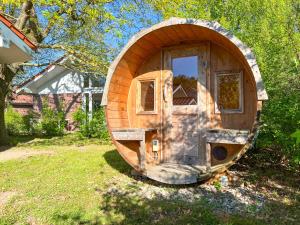 Ferienhaus Wiesengeflüster W3 - mit Fasssauna und Garten, 300 m zur Müritz