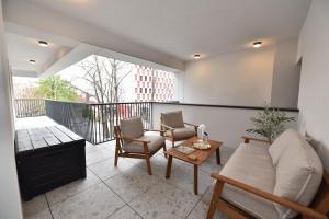 Enjoy a premium downtown apartment in a BRAND-NEW ART DECO BUILDING! Free parking!