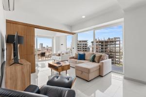 Monyxbnb at Zoho Skies