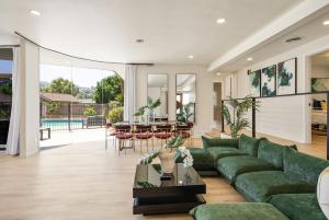 Modern pool home 13 mi from Disney sleeps 12