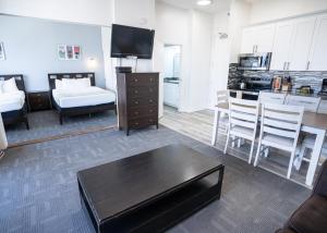 Just Remodeled Ocean View Waikiki Banyan Penthouse! Free Parking! (13710)