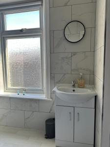 Brighouse 2 bedhouse central contractors welcome