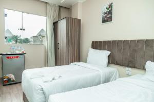 Night Pyramids Inn Hotel