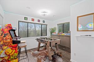 Resort Getaway - Golf, BMX trail, Hot Tub & Arcade!