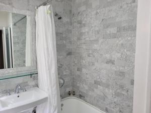 Hollywood Bungalow One with Patio!