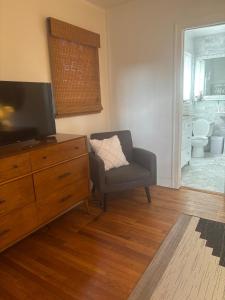 Hollywood Bungalow One with Patio!