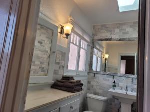 Beautiful Bungalow Five in Hollywood!