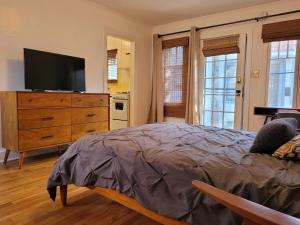 Beautiful Bungalow Five in Hollywood!