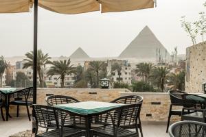 Night Pyramids Inn Hotel