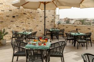 Night Pyramids Inn Hotel