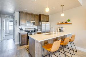 2 Mi to Payette Lake Mtn-View Getaway with Balcony