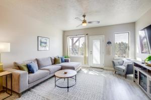 2 Mi to Payette Lake Mtn-View Getaway with Balcony