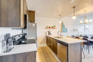 2 Mi to Payette Lake Mtn-View Getaway with Balcony