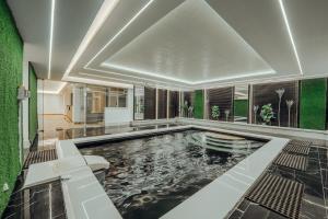 Villa Onyx I 4BR, Indoor Pool, Sauna, Golf View