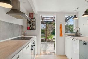 Idyllic Townhouse With Private Garden