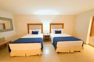 Spacious, standard with beach access & wifi!