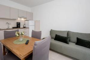 Apartments and rooms by the sea Palit, Rab - 24303