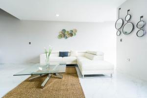 Palmarena Rooms & Residences - Long Stay Comfort with Parking, Sauna, Gym & Pool - Steps from 5th Avenue