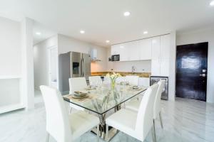 Palmarena Rooms & Residences - Long Stay Comfort with Parking, Sauna, Gym & Pool - Steps from 5th Avenue