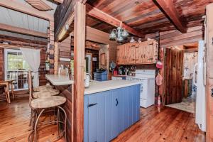 Rustic Peninsula Retreat and Pool