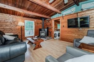 Rustic Peninsula Retreat and Pool