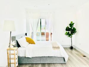 Newly Gated Stylish Steps to Hollywood 2B2B