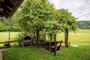 Bela Luna - Charming Garden Cottage near Lake Bled