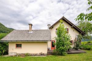 Bela Luna - Charming Garden Cottage near Lake Bled