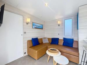 Maisons de vacances Mobil-home luxueux a Jullouville, 200m plage, piscine chauffee, pour 6 personnes - FR-1-361A-73 : photos des chambres