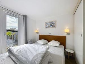 Maisons de vacances Mobil-home luxueux a Jullouville, 200m plage, piscine chauffee, pour 6 personnes - FR-1-361A-73 : photos des chambres