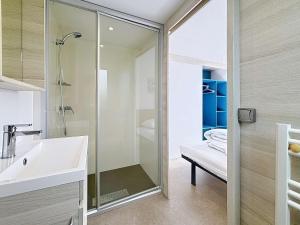 Maisons de vacances Mobil-home luxueux a Jullouville, 200m plage, piscine chauffee, pour 6 personnes - FR-1-361A-73 : photos des chambres