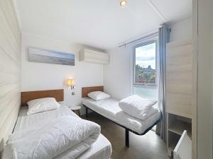 Maisons de vacances Mobil-home luxueux a Jullouville, 200m plage, piscine chauffee, pour 6 personnes - FR-1-361A-73 : photos des chambres