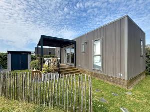 Maisons de vacances Mobil-home luxueux a Jullouville, 200m plage, piscine chauffee, pour 6 personnes - FR-1-361A-73 : photos des chambres