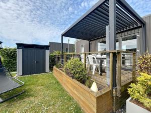Maisons de vacances Mobil-home luxueux a Jullouville, 200m plage, piscine chauffee, pour 6 personnes - FR-1-361A-73 : photos des chambres
