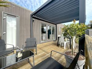 Maisons de vacances Mobil-home luxueux a Jullouville, 200m plage, piscine chauffee, pour 6 personnes - FR-1-361A-73 : photos des chambres